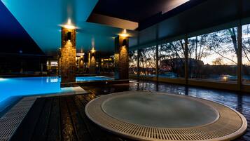 Piscine couverte, accÚs possible de 10 h 00 à 20 h 00, chaises longues