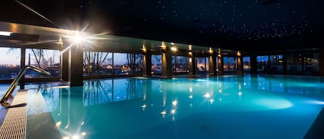 Innenpool, geöffnet von 10:00 Uhr bis 20:00 Uhr, Liegestühle