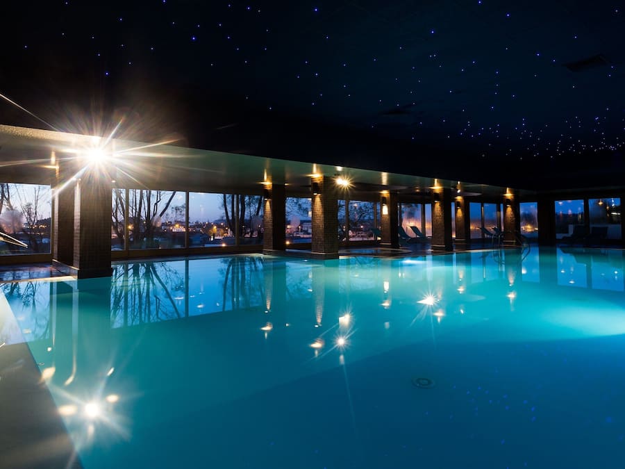 Piscina interna, funciona das 10h às 20h, espreguiçadeiras