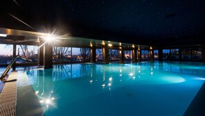 Piscine couverte, accès possible de 10 h 00 à 20 h 00, chaises longues 