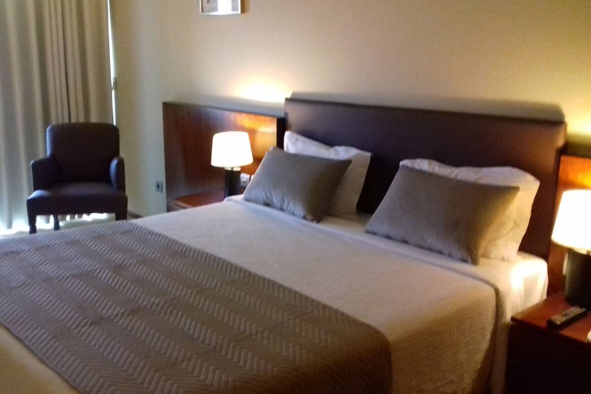 Frigobar, cofres nos quartos, escrivaninha, cortinas blackout
