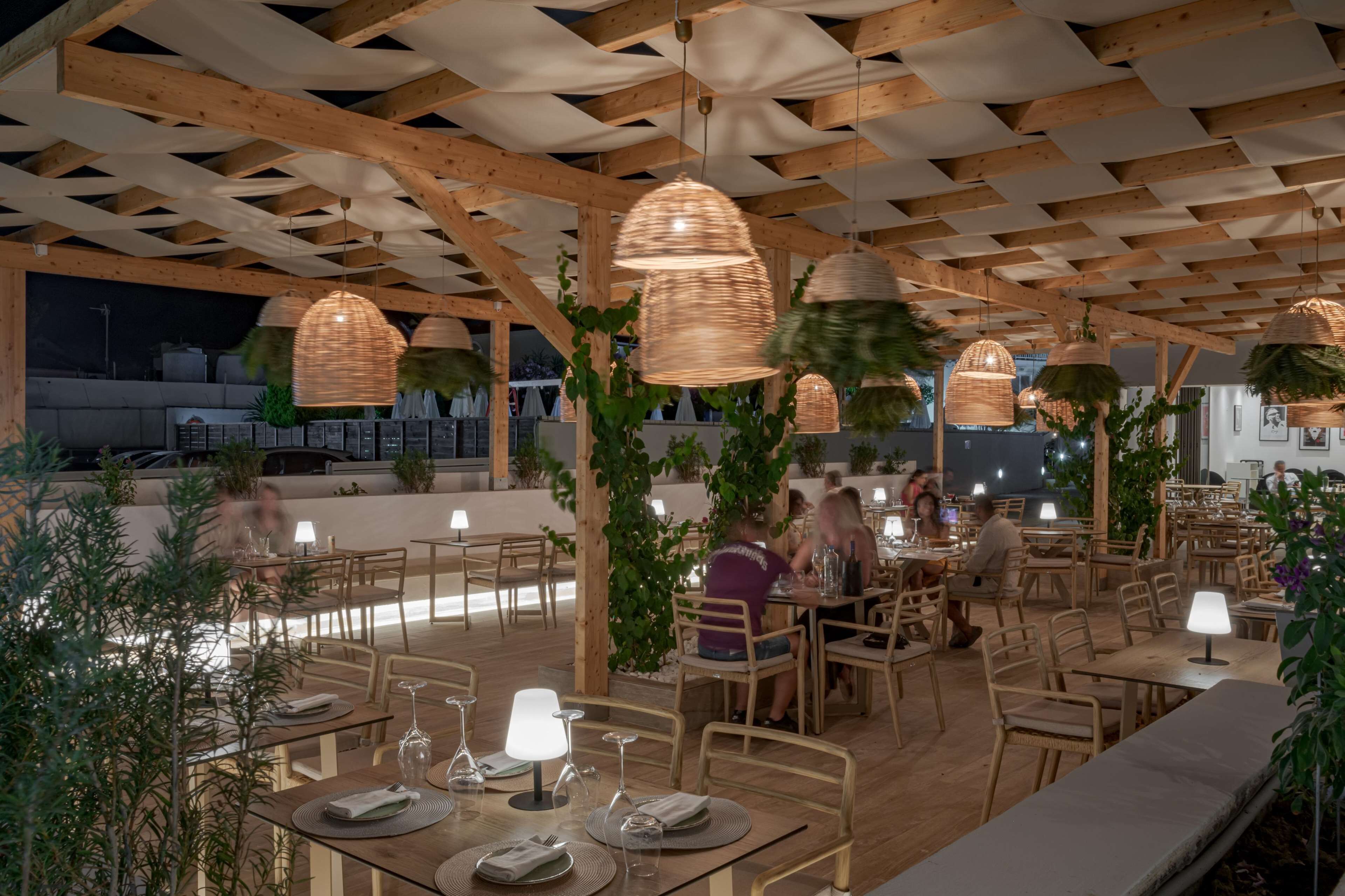 breakfast, lunch and dinner served