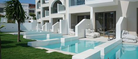 2 個室外泳池;09:00 至 18:00 開放;泳池傘、躺椅