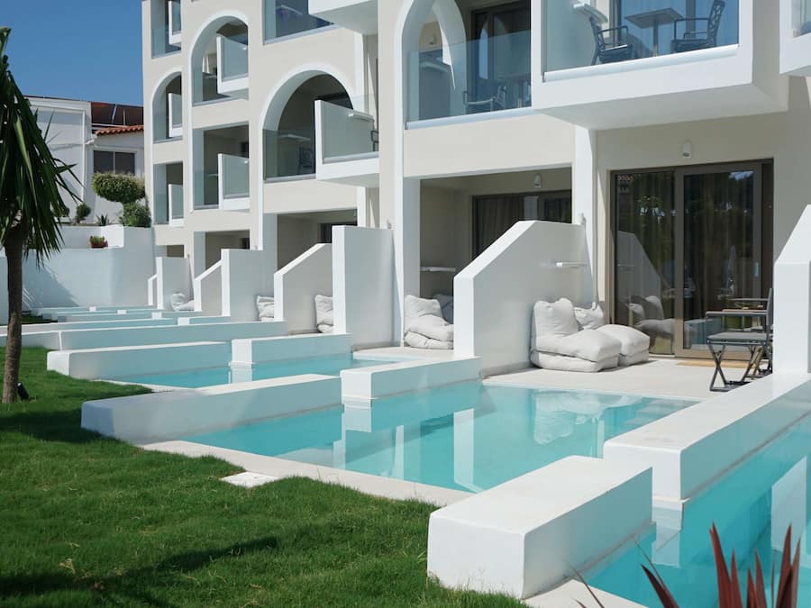 2 Außenpools, geöffnet von 09:00 Uhr bis 18:00 Uhr, Sonnenschirme