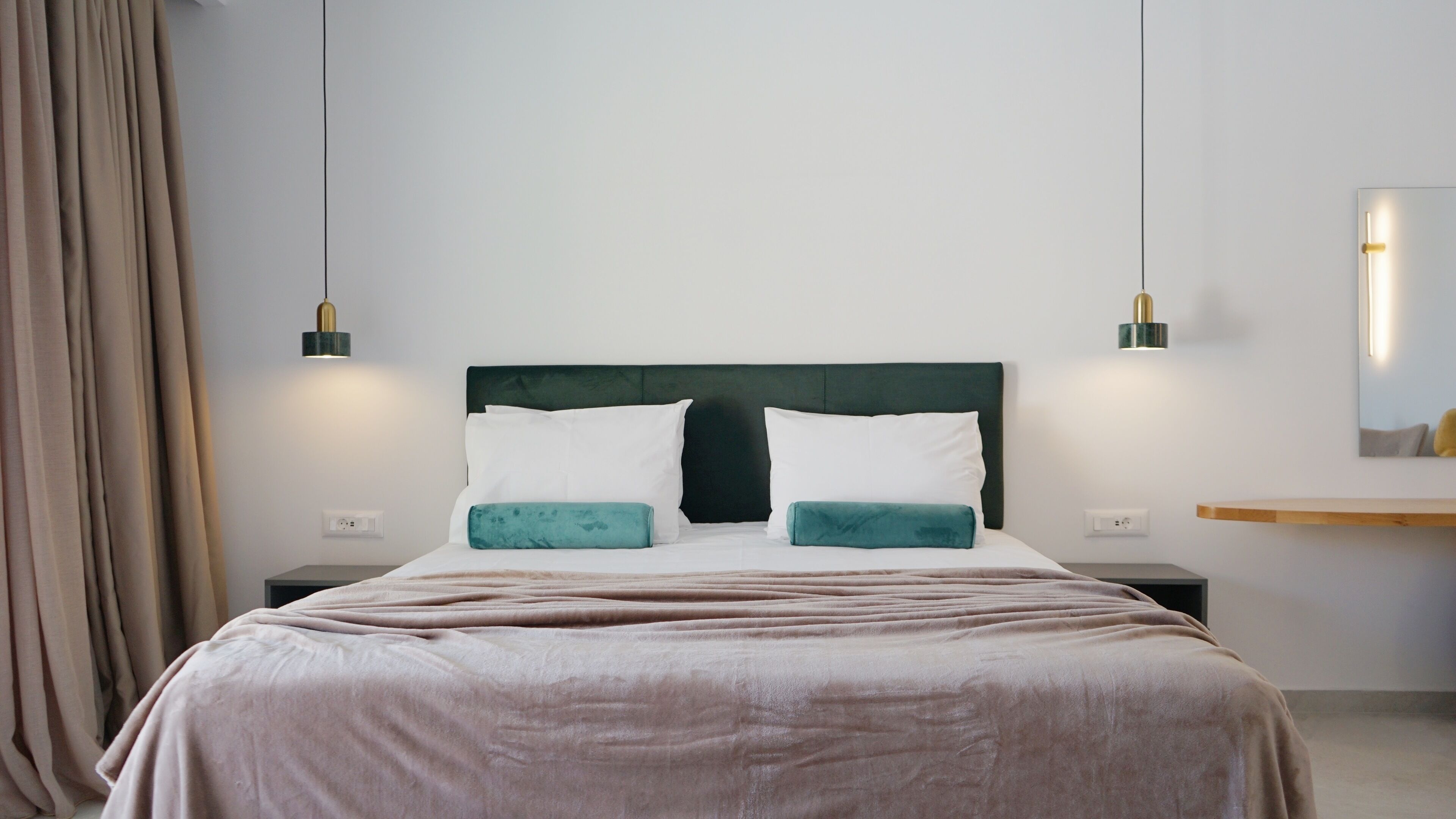 Roupas de cama premium, camas com colchões pillow-top, frigobar