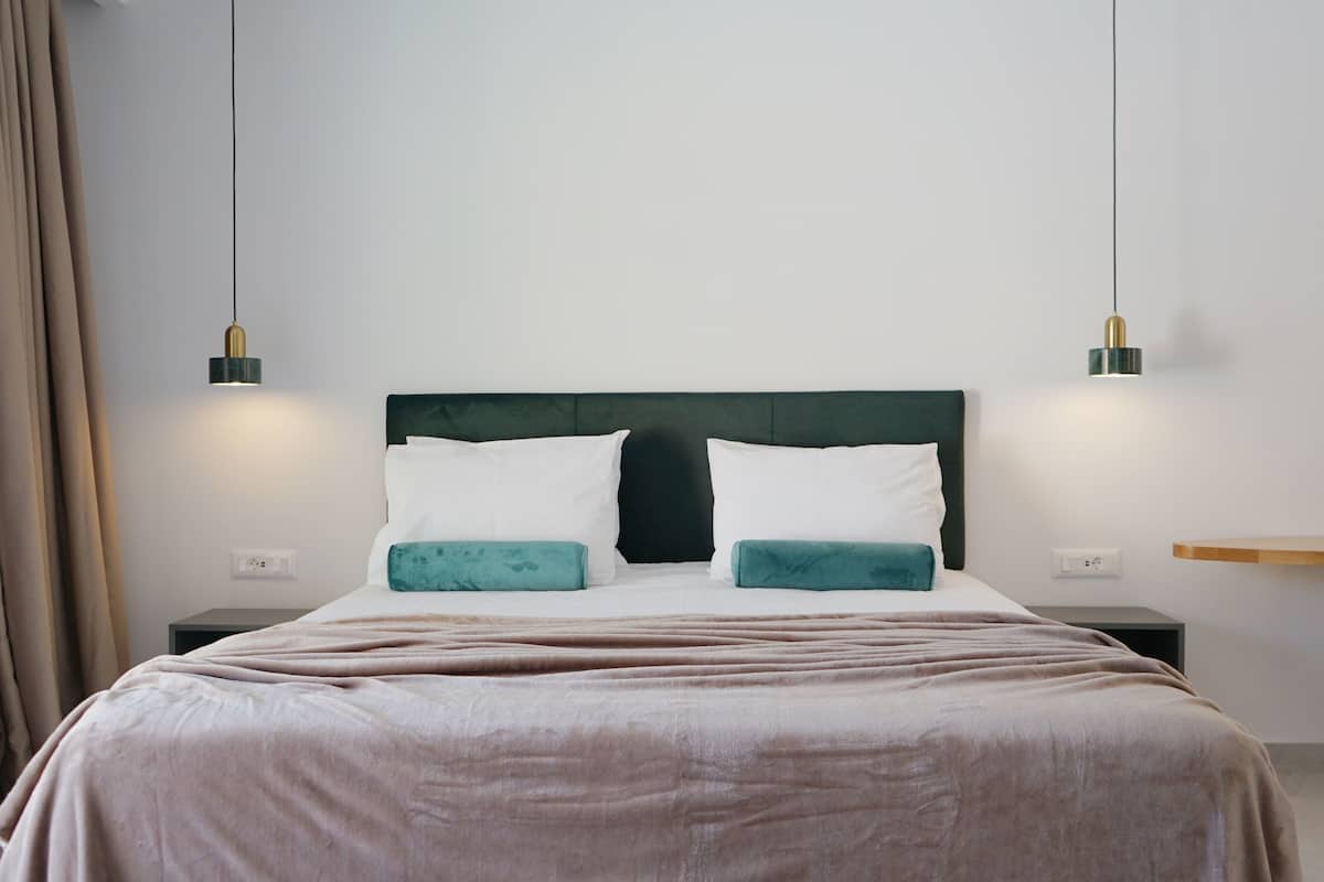 Ylelliset vuodevaatteet, pillowtop-patjalliset sängyt, minibaari