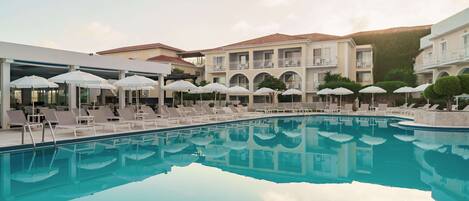 2 piscines extérieures, accÚs possible de 9 h à 18 h, parasols