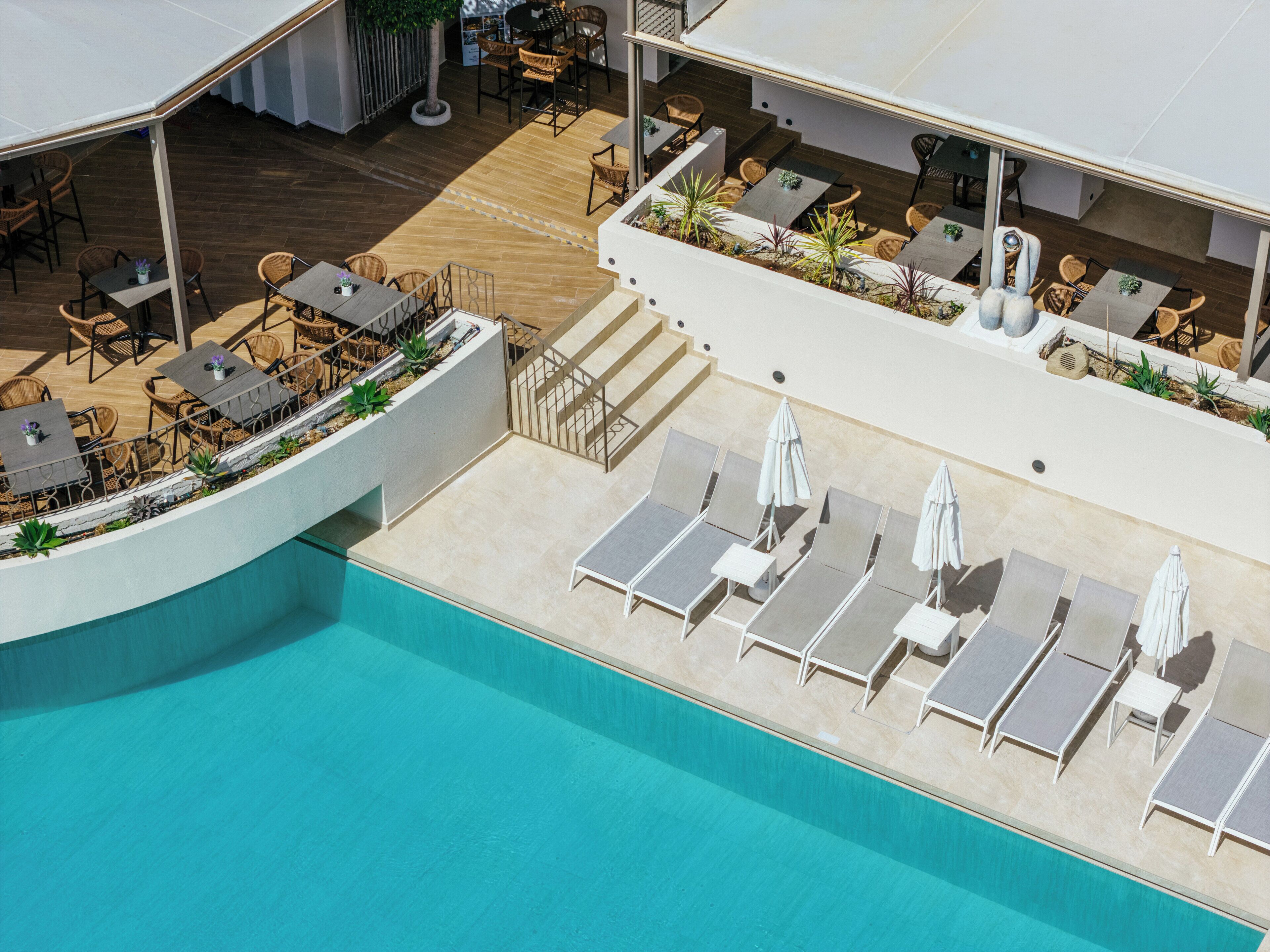 2 piscines extérieures, accès possible de 9 h à 18 h, parasols