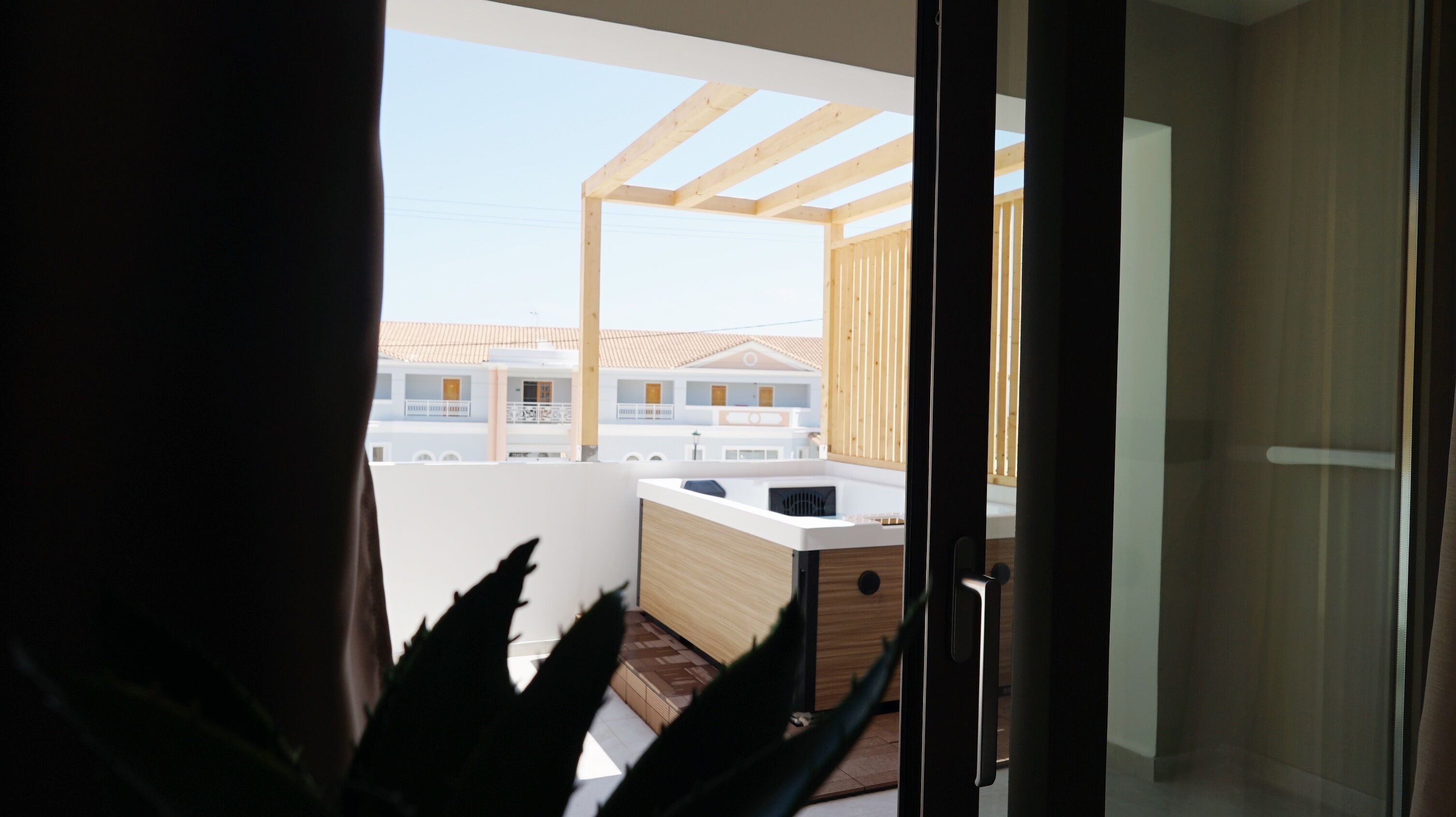 junior suite, hot tub | balcony