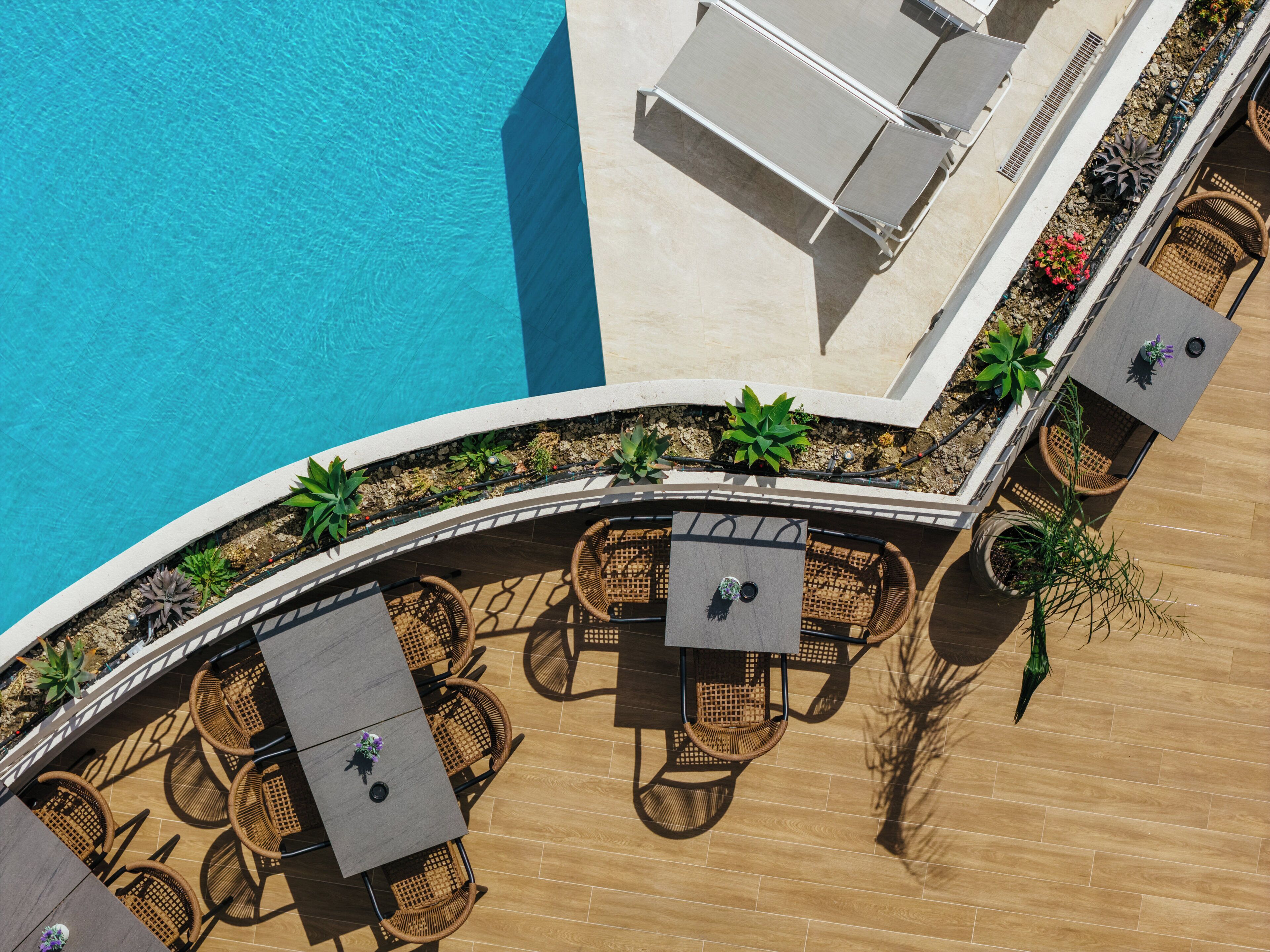 2 piscines extérieures, parasols de plage, chaises longues