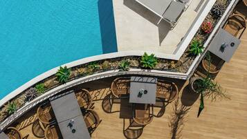2 piscines extérieures, parasols de plage, chaises longues