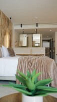Suite Junior, piscina privata | Biancheria da letto di alta qualità, materassi a doppio strato, minibar