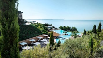 Indoor pool, 4 outdoor pools