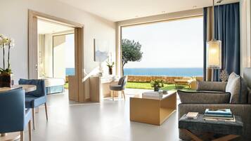 Una sala de estar moderna con vista al mar, un comedor y un espacio de descanso acogedor.