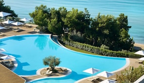 Indoor pool, 3 outdoor pools