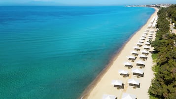 Privat strand, solstolar, parasoller och strandhanddukar