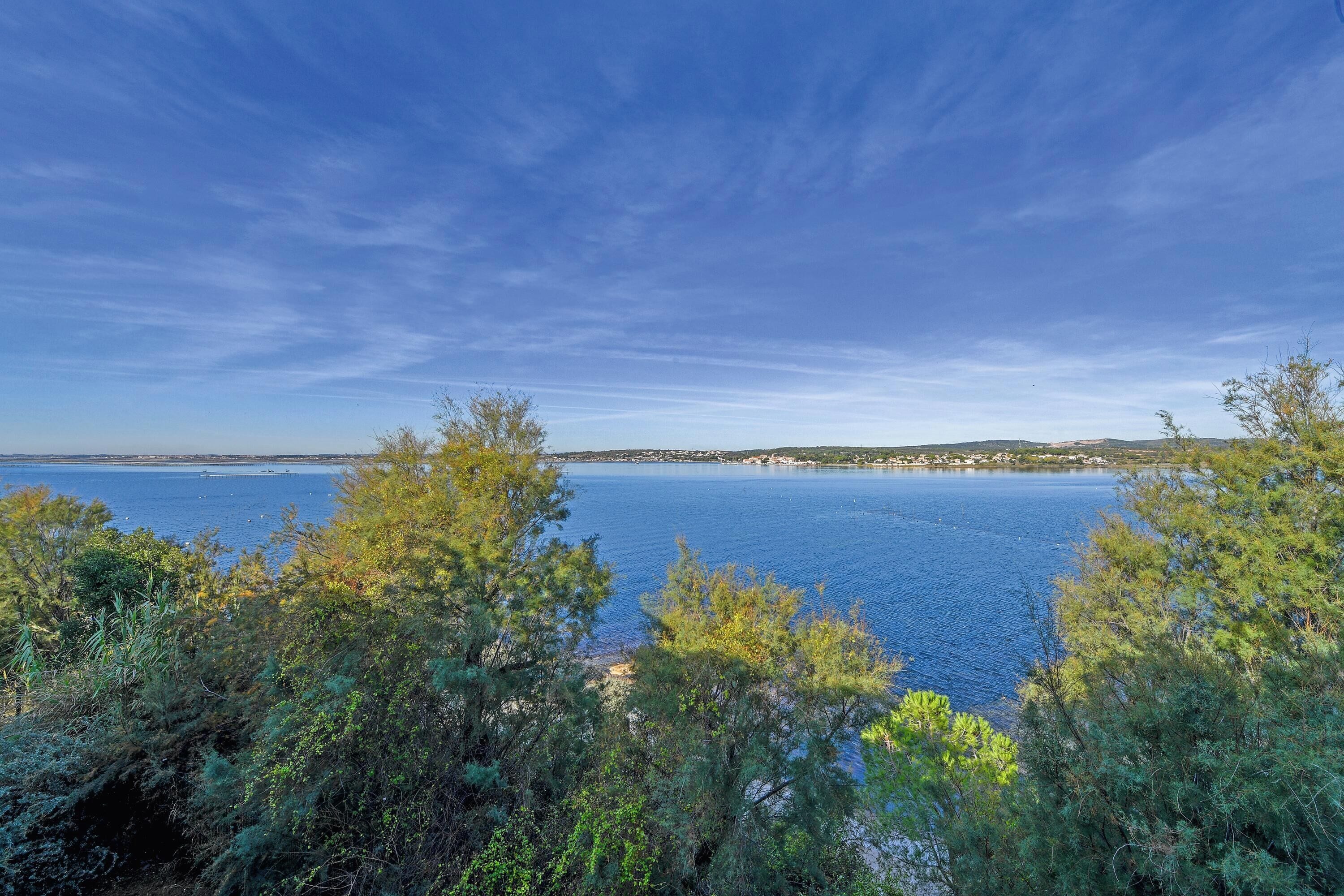Un paisaje costero con vista al mar y tierra a lo lejos.