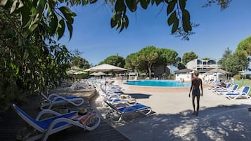 Una piscina al aire libre de temporada