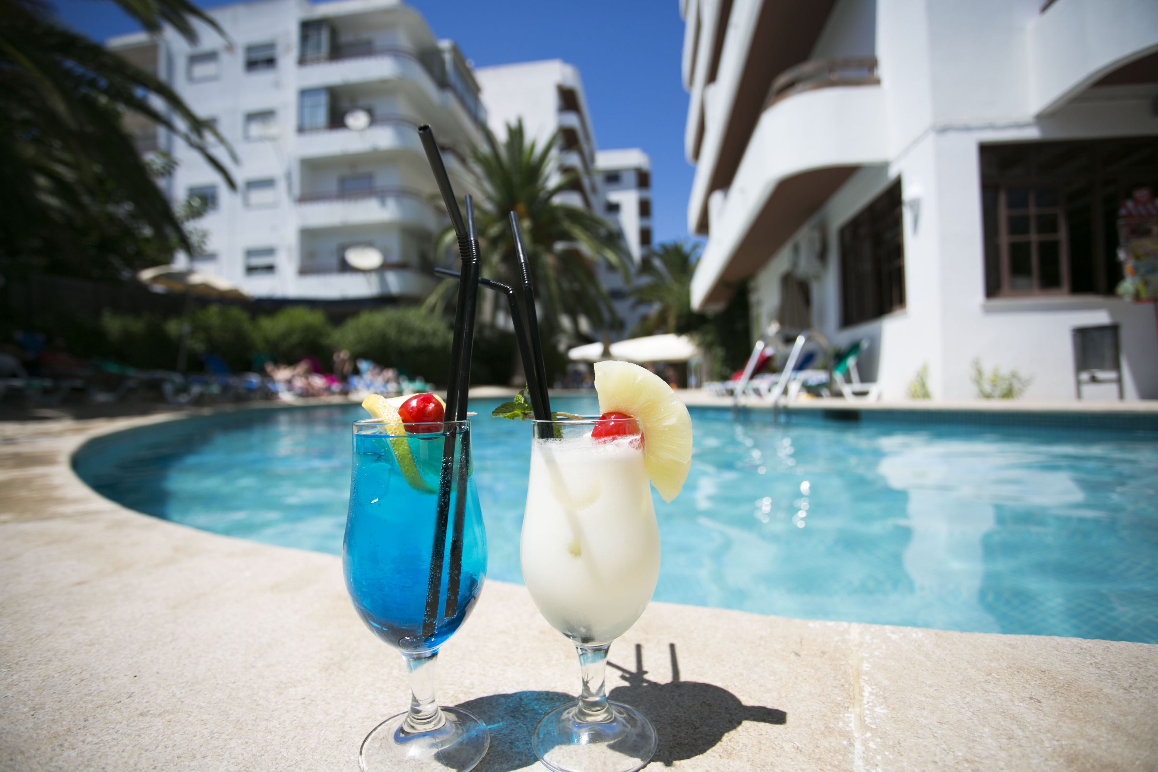 Een buitenzwembad en ligstoelen