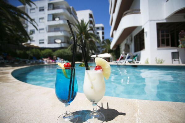 Piscine extérieure, chaises longues