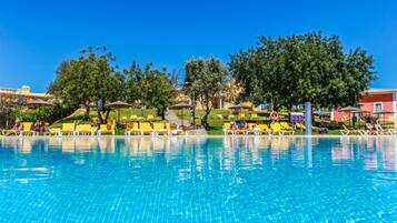 Hồ bơi ngoài trời