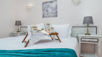 Villa, 4 Bedrooms, Private Pool, Jacuzzi | Caja fuerte, sistema de insonorización, tabla de planchar con plancha