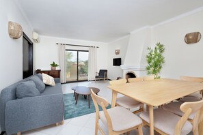 Leilighet, 3 soverom | Oppholdsområde | TV og peis