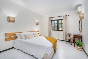 Three Bedroom Apartment | In-room safe, iron/ironing board, free cribs/infant beds, bed sheets - Colina Village (Lagoa)