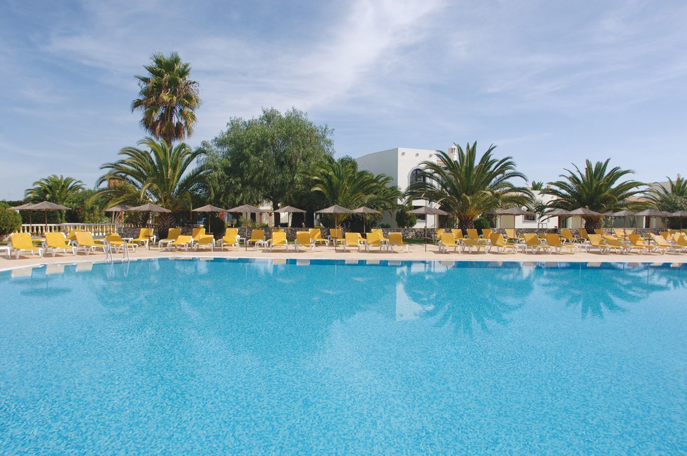 Una piscina cubierta, una piscina al aire libre