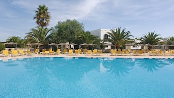Una piscina cubierta, una piscina al aire libre