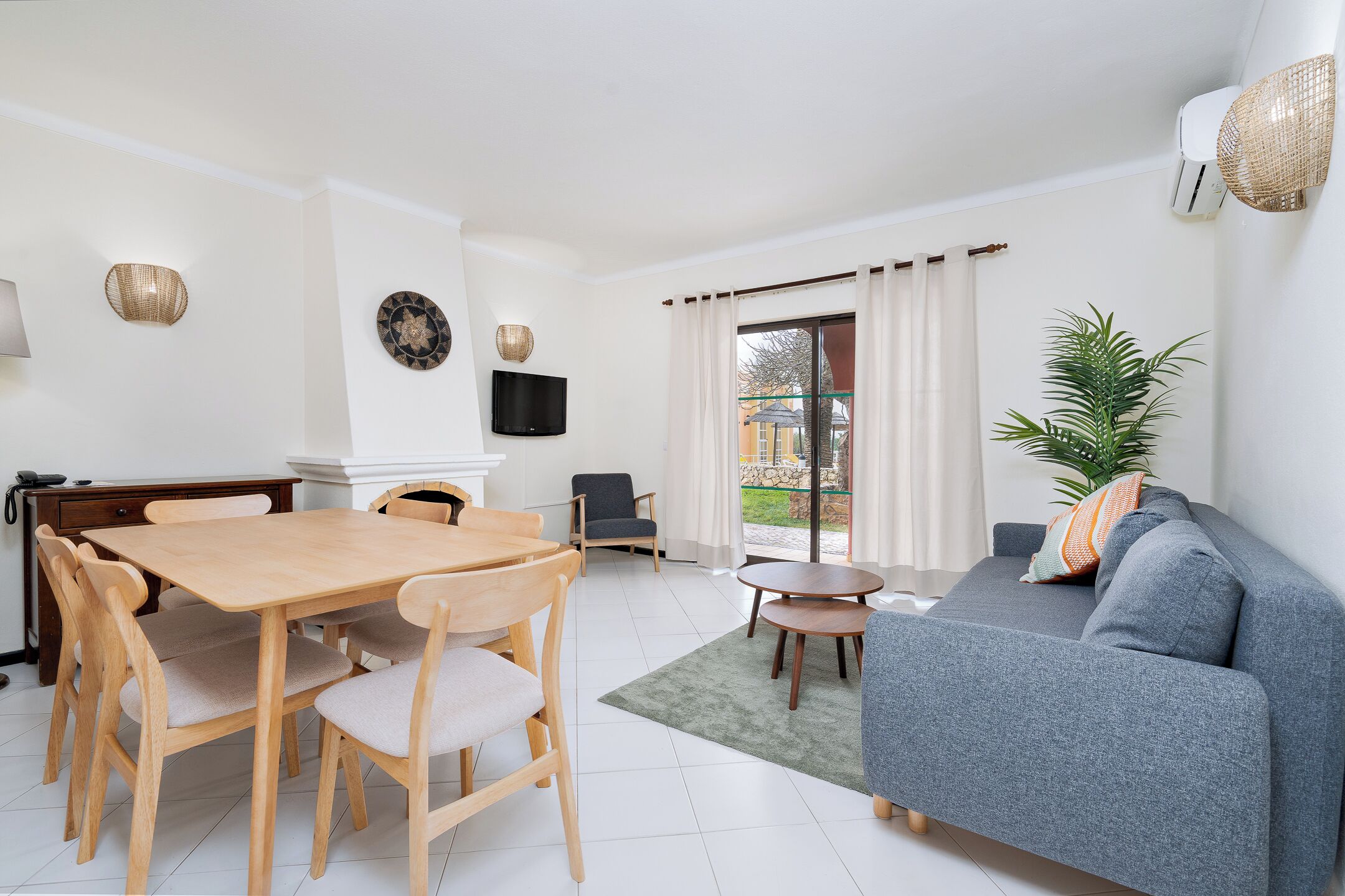 Apartamento, 2 habitaciones | Zona de estar | Una televisión, una chimenea