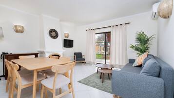 Apartamento, 2 habitaciones | Zona de estar | Una televisión, una chimenea