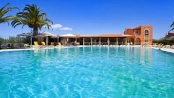 Una piscina cubierta, una piscina al aire libre