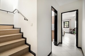 خزنة داخل الغرفة ومكواة/لوح كي وأسرّة أطفال/رضّع (مجانًا) وملاءات أسرّة