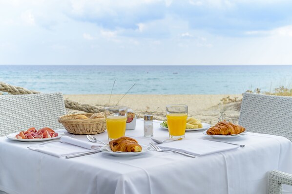Free daily buffet breakfast - Hotel Garden Beach (Castiadas)