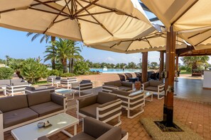 2 bares, bar junto a la piscina, bar en la playa