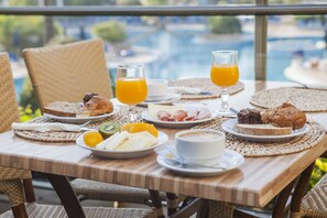 Desayuno buffet todos los días (con cargo)