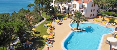 Piscina interna, 3 piscinas externas, espreguiçadeiras