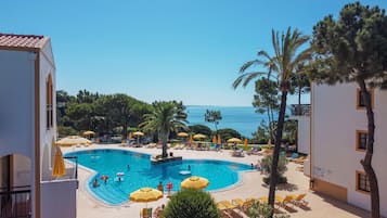 Piscine couverte, chaises longues