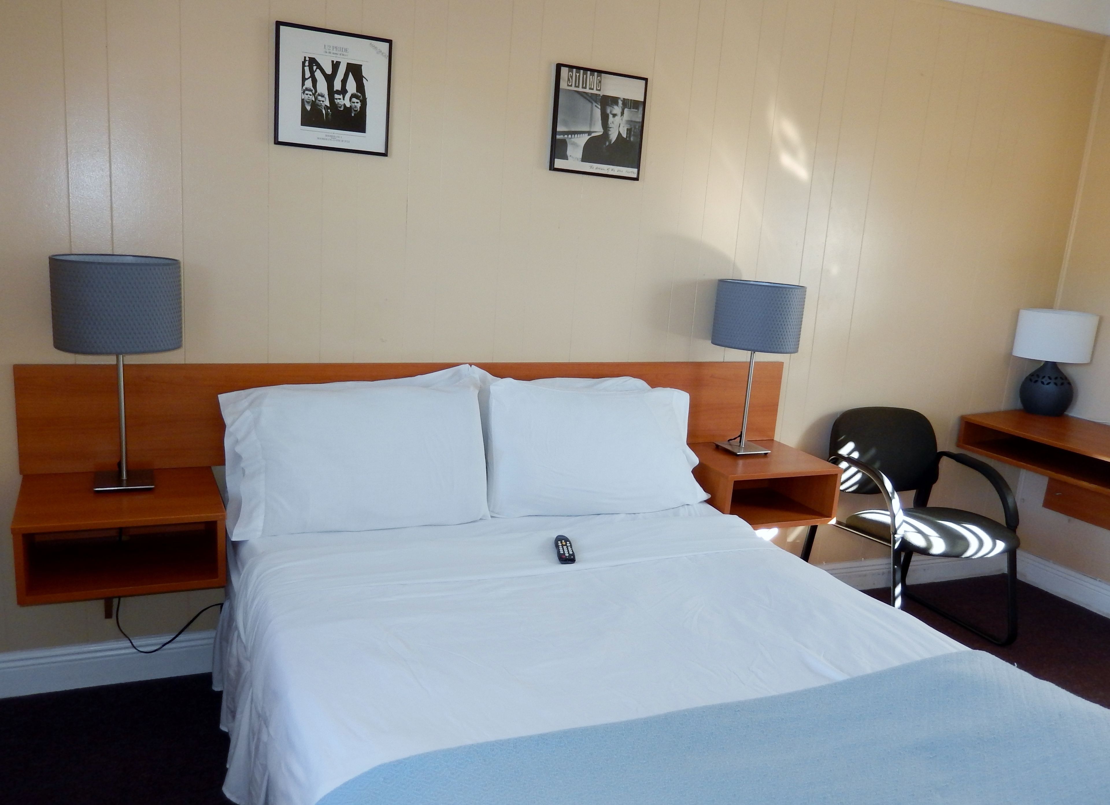 standard room, 1 queen bed, non smoking | premium bedding, desk, soundproofing, iron/ironing board