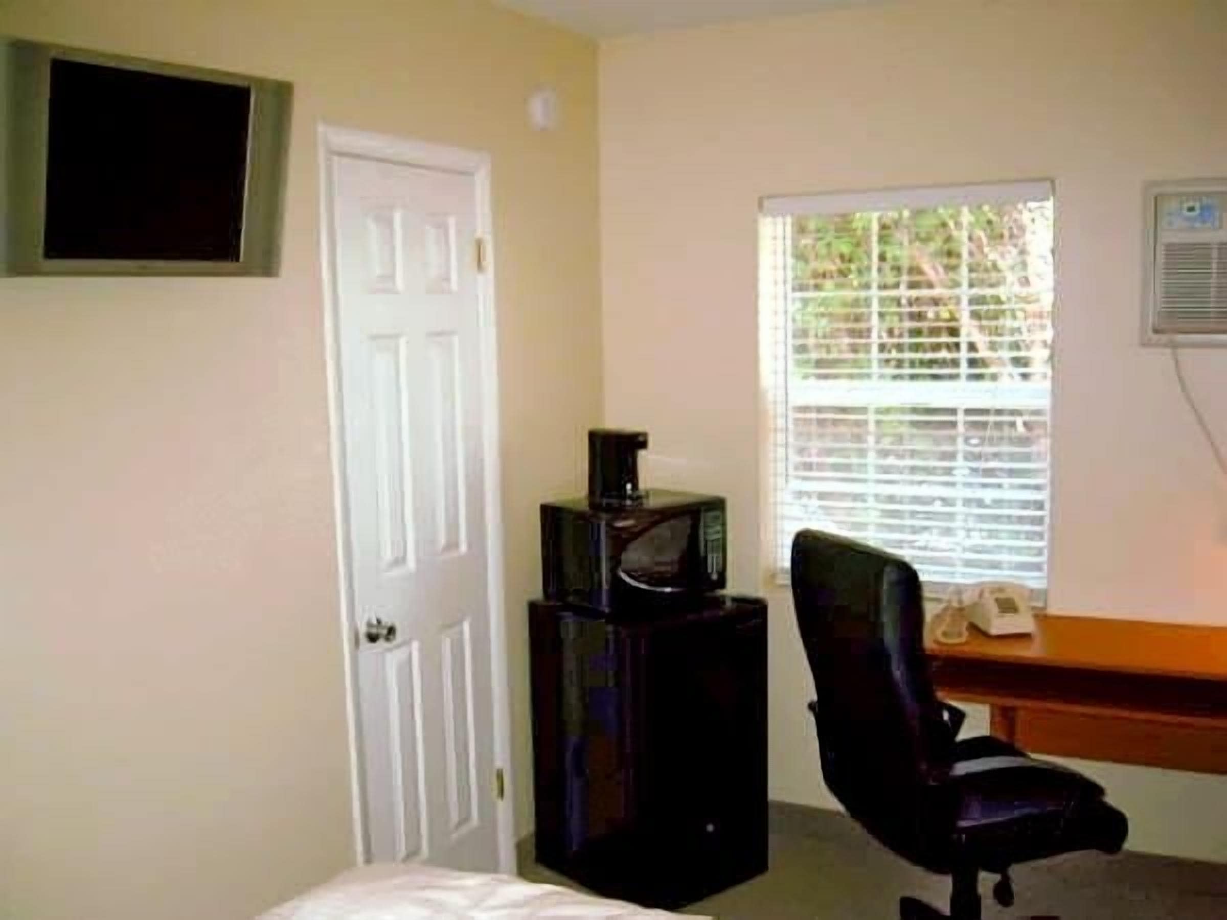 standard room, 1 queen bed, non smoking | room amenity