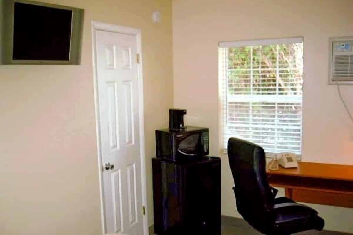 standard room, 1 queen bed, non smoking | room amenity