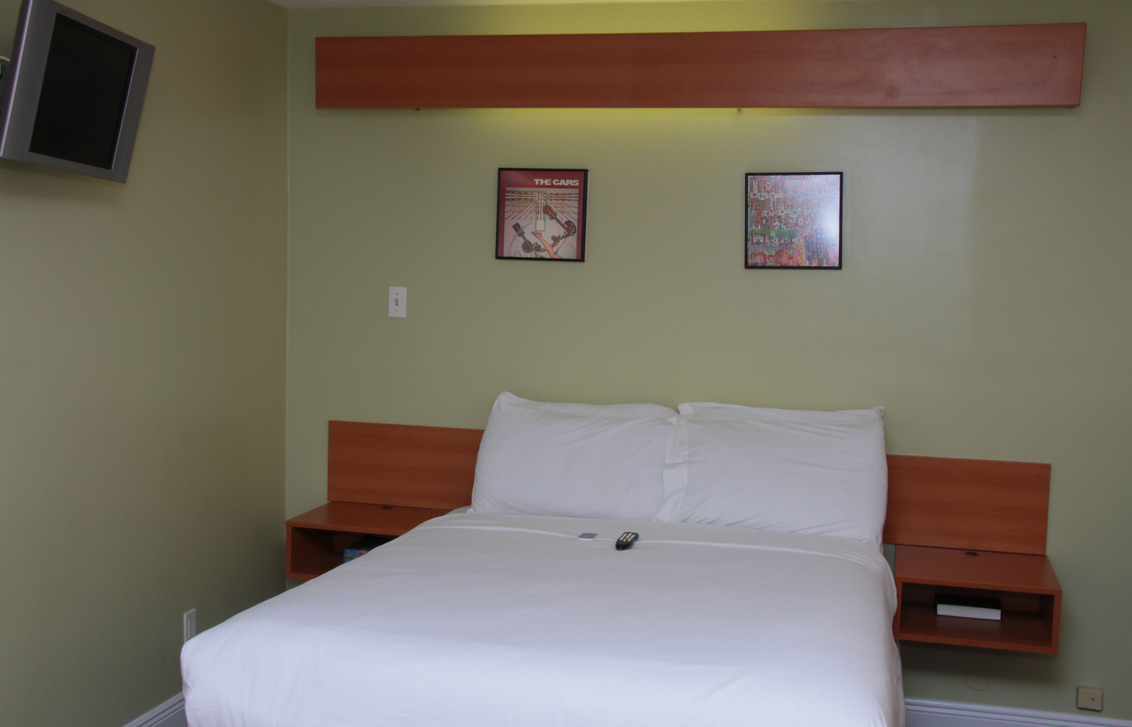 standard room, 1 queen bed, non smoking | premium bedding, desk, soundproofing, iron/ironing board