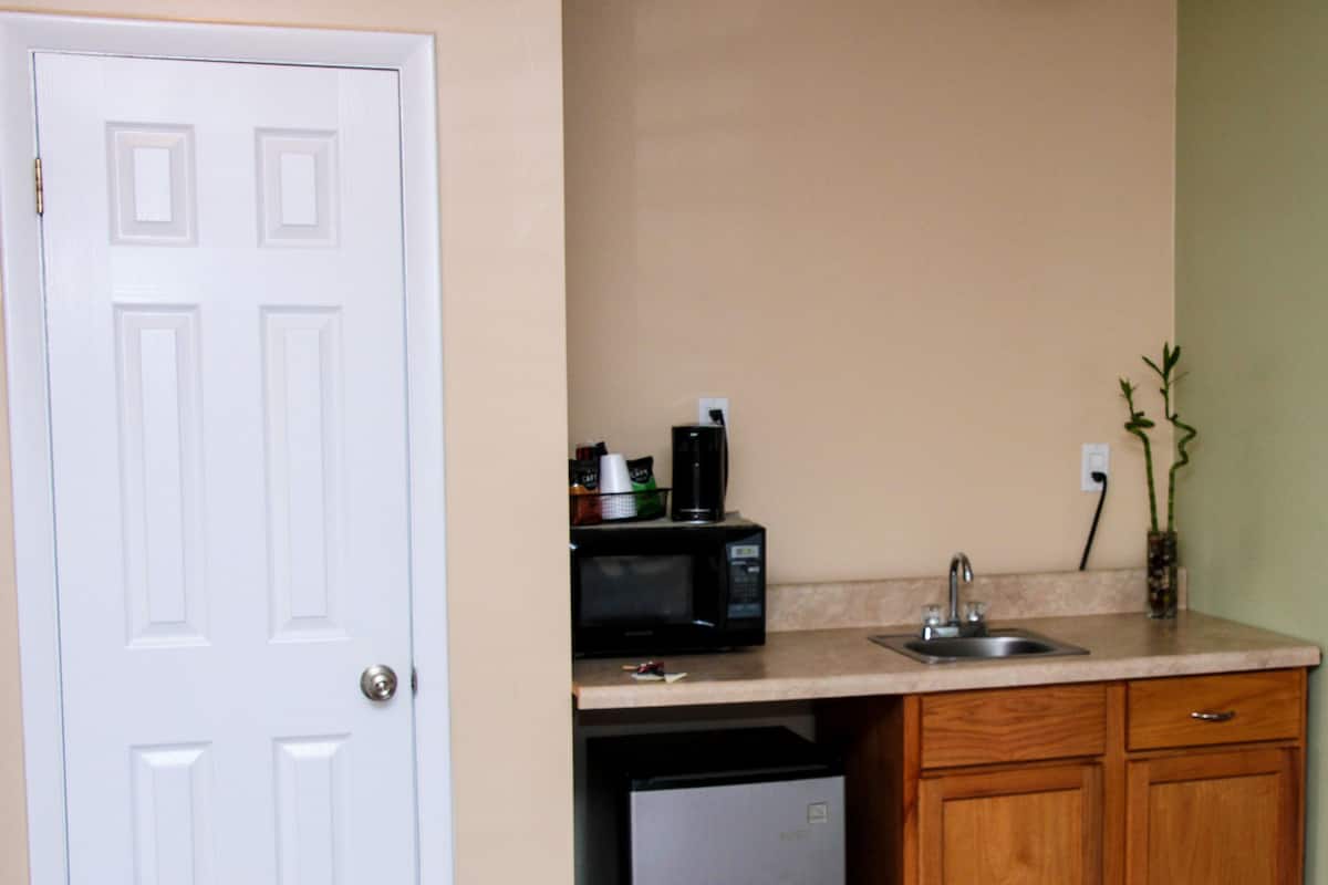 Double Room Single Use, Berbilang Katil | Dapur kecil peribadi | Peti sejuk, ketuhar gelombang mikro, pembancuh kopi/teh