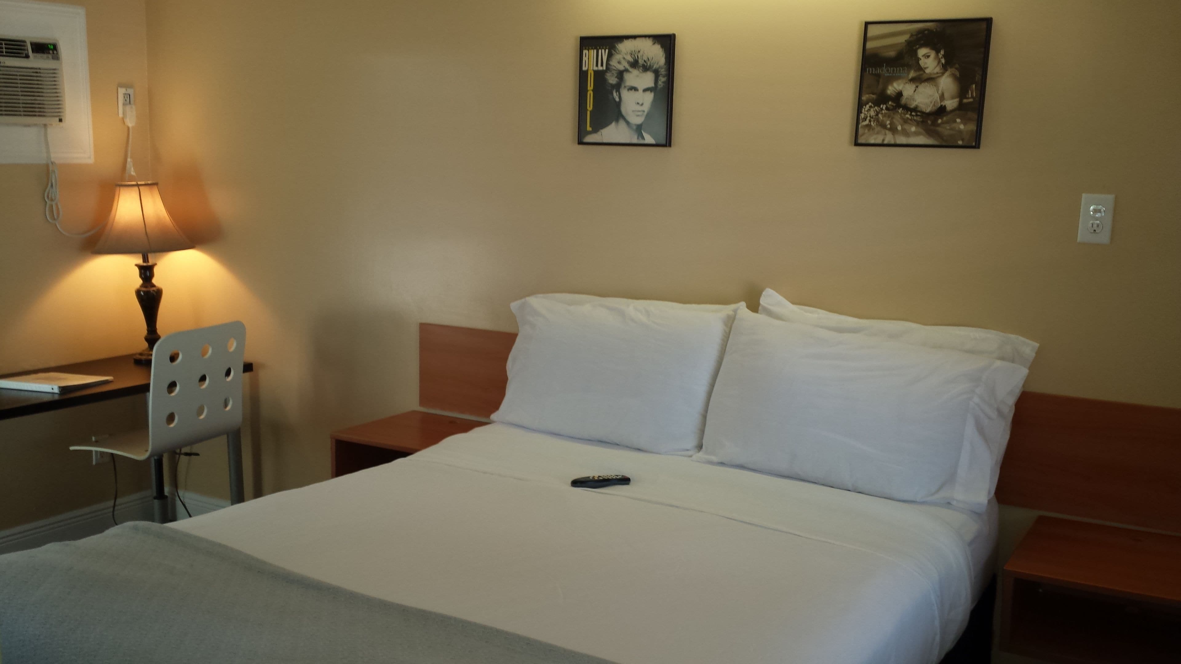 standard room, 1 queen bed, non smoking | premium bedding, desk, soundproofing, iron/ironing board