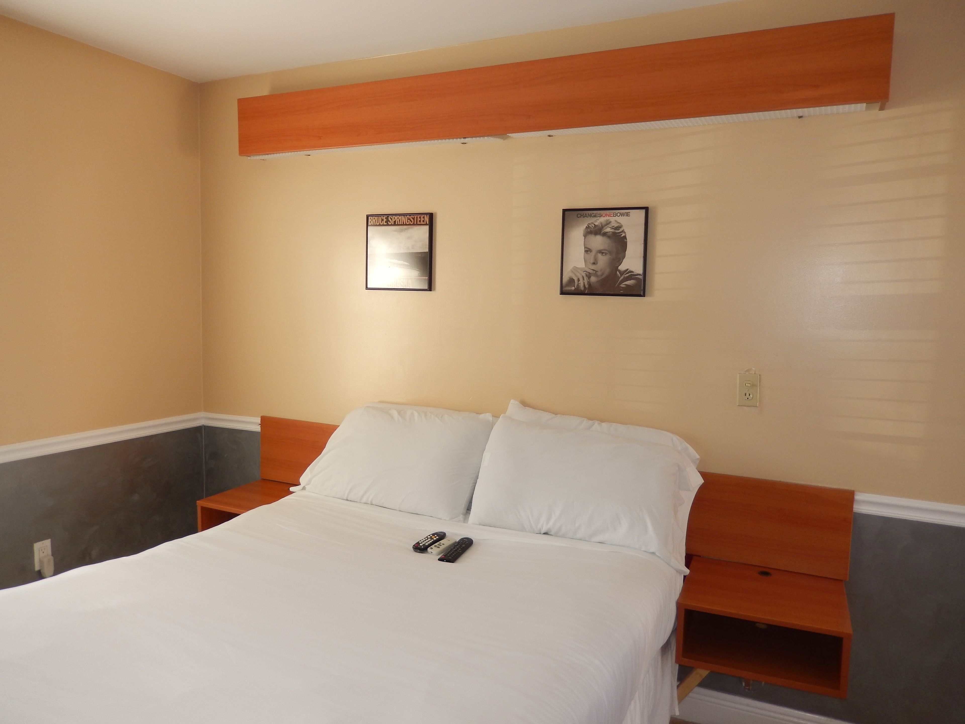 standard room, 1 queen bed, non smoking | premium bedding, desk, soundproofing, iron/ironing board