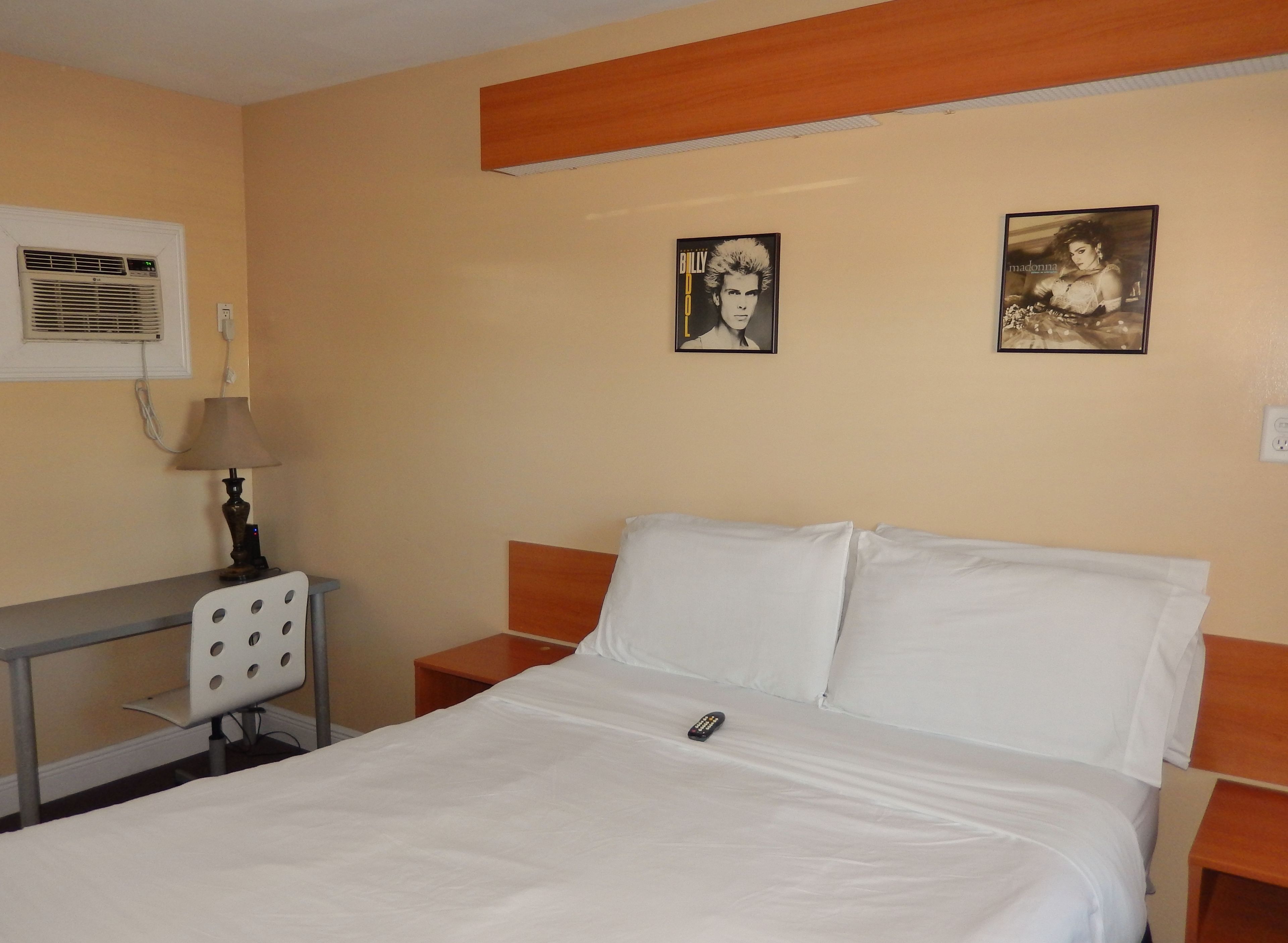 standard room, 1 queen bed, non smoking | premium bedding, desk, soundproofing, iron/ironing board