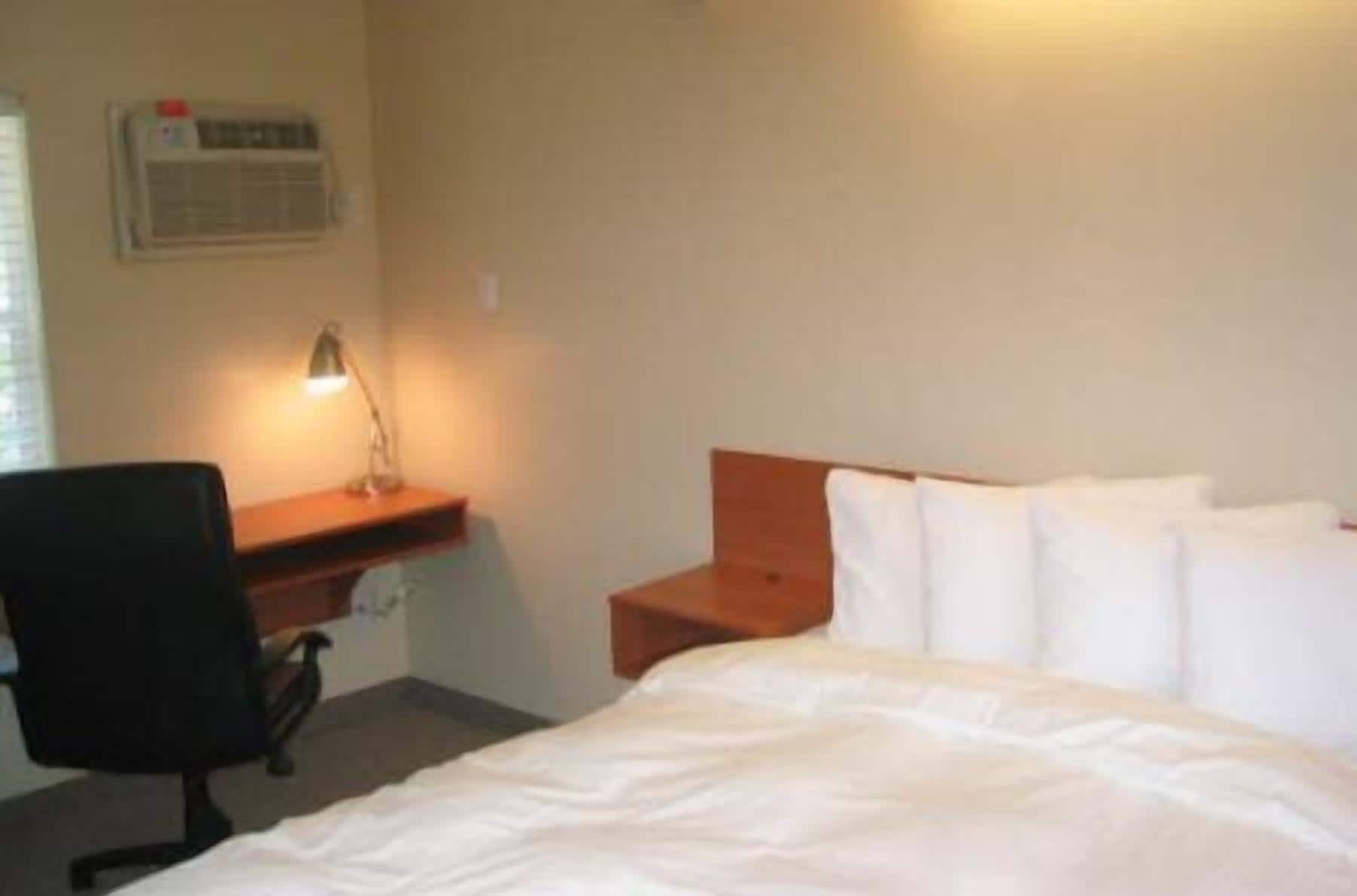 standard room, 1 queen bed, non smoking | premium bedding, desk, soundproofing, iron/ironing board