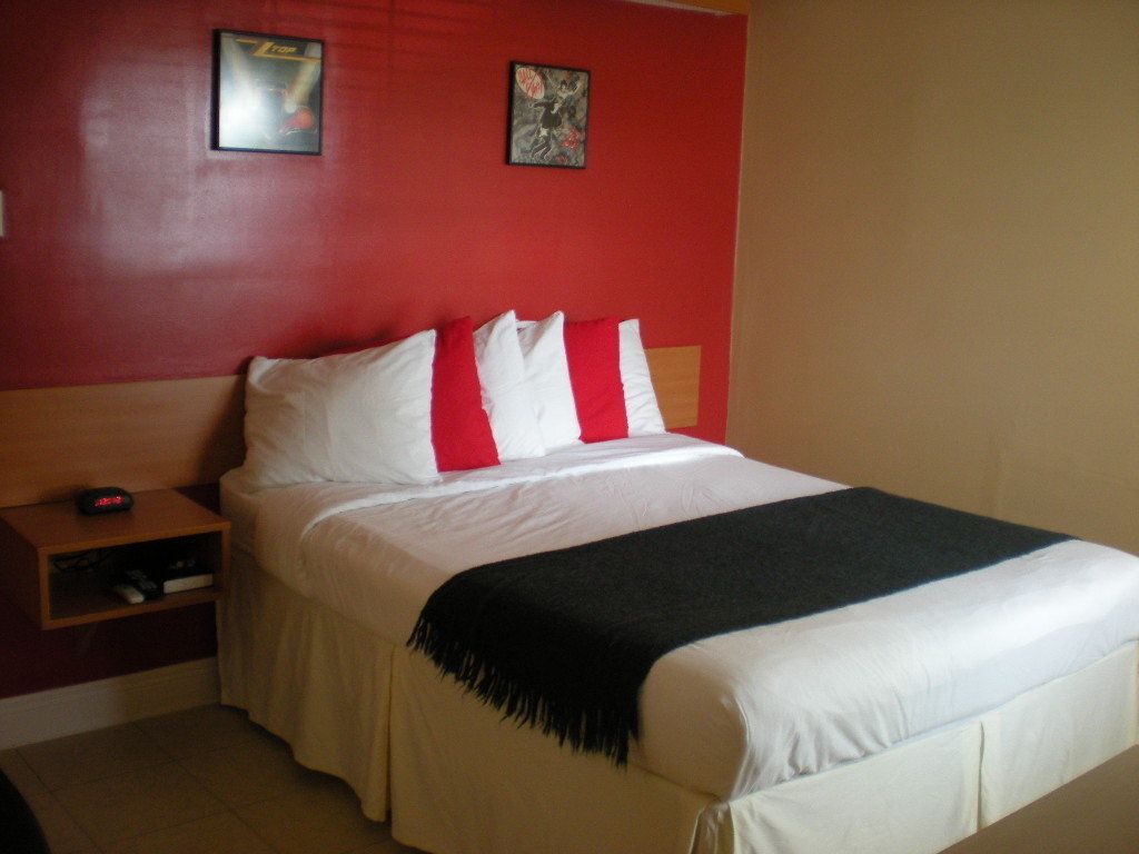 standard room, 1 queen bed, non smoking | premium bedding, desk, soundproofing, iron/ironing board