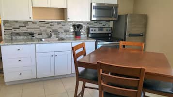 Comfort Apartment, 1 King Bed with Sofa bed, Non Smoking | Private kitchen | Fridge, microwave, coffee/tea maker, cookware/dishes/utensils